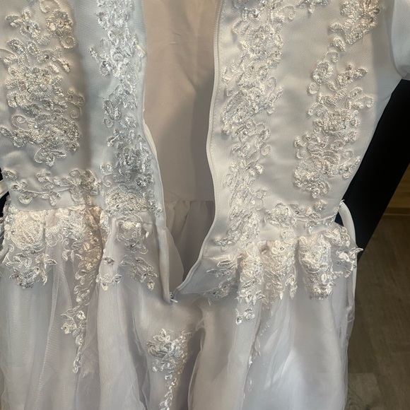 SPARKLE SEQUINS AND FLORAL LACE DESIGN Dress-Veil-Gloves. Dress is flowing - Picture 10 of 16